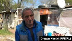 Zoran Stojanović, meštanin romskog naselja "Antena" na Novom Beogradu, u blizini kuće.