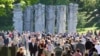 Një turmë e njerëzve e mbledhur pranë një memoriali për ushtarët sovjetikë në varrezat Antakalnis në Vilnius në maj 2013. Skulpturat u shkatërruan në dhjetor të vitit 2022 pasi një urdhër i mëparshëm i Komitetit të të Drejtave të Njeriut të OKB-së e kishte ndërprerë punën.