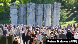 Monumentet sovjetike që u hoqën pas pushtimit rus në Ukrainë