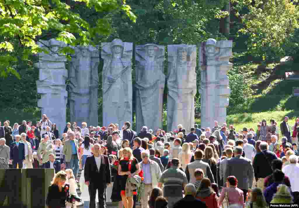 Тълпа пред монумента на съветските войници в гробищен парк в столицата на Литва Вилнюс през май 2013 г. Статуите бяха премахнати през декември 2022 г., след като по-рано Съветът по правата на човека към ООН временно беше спрял процеса.