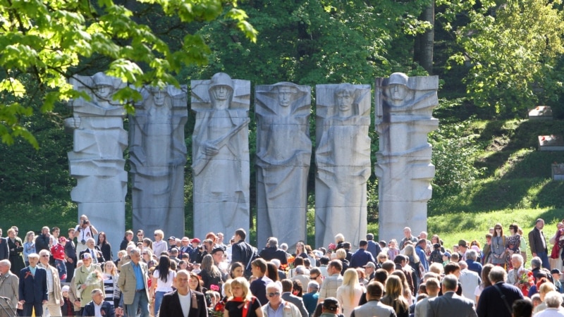 După invazia Rusiei în Ucraina, țările fostului bloc comunist demolează monumentele sovietice