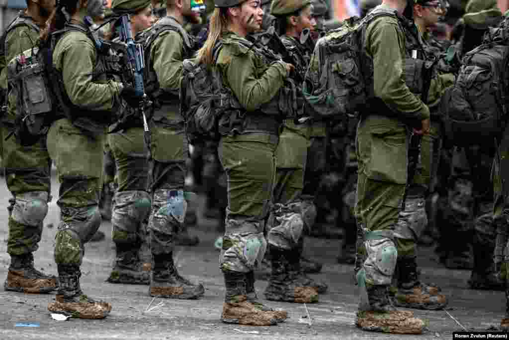 Rreshtimi i pjesëtareve të Brigadës së Kërkimit dhe Shpëtimit të Izraelit pas përfundimit të marshimit intensiv ndërsa presin për t&#39;i marrë beretat e portokallta të brigadës.