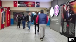 Български граждани гласуват в град Чорлу, Турция, април 2023 г.