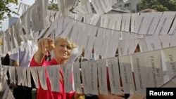 Imena nestalih osoba nakon rata u Hrvatskoj i na Kosovu, ispisana ispred hrvatske ambasade u Beogradu 30. avgusta 2005. (arhivska fotografija)