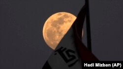 Месечината зад ирачкото знаме во центарот на Багдад, Ирак, на 5 април 2023 година. (Илустративна фотографија)