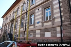 Na zgradi Opštine stoji naziv Ulica Srebreničkog odreda. (februar, 2024.)