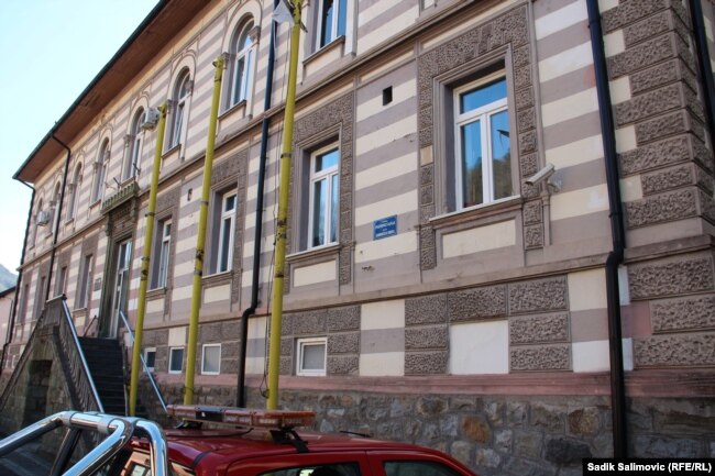 Na zgradi Opštine stoji naziv Ulica Srebreničkog odreda. (februar, 2024.)
