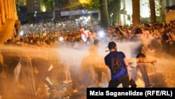 ფოტო არქივიდან: საპროტესტო აქციის დაშლა წყლის ჭავლის გამოყენებით. თბილისი, 1 მაისი, 2024