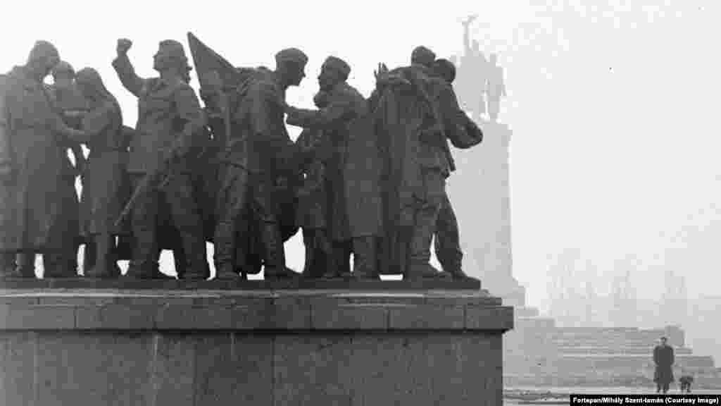 A szoborcsoport 1959-ben. A műemléket 1954-ben emelték, egy évtizeddel azután, hogy a szovjet hadsereg bevonult Bulgáriába a II. világháborúban.&nbsp; A balkáni ország előbb semleges volt, majd szövetségre lépett a tengelyhatalmakkal, de a háború végére a szövetségesekhez csatlakozott