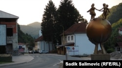 Spomenik mira u centru Srebrenice