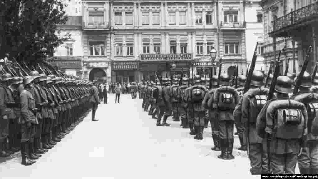 German soldiers on Kyiv&#39;s Maidan, probably in March 1918. After the 1917 revolution that swept Lenin&#39;s Bolsheviks to power, Russia exited World War I, but formal negotiations for a peace deal with the central powers failed. Germany, Austria-Hungary, and their allies then charged across much of today&#39;s Ukraine in an offensive dubbed Operation Fist-Punch before Russia&#39;s new communist rulers finally agreed to&nbsp;a costly peace deal.&nbsp;