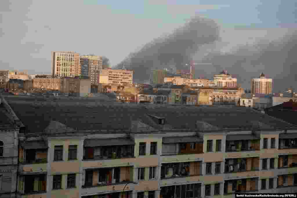 КИЇВ &ndash; Чорний дим над містом від влучань ракет 29 грудня. Більше фото наслідків атаки на Київ дивіться у цьому репортажі
