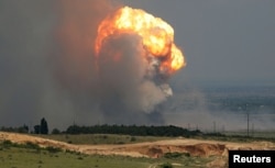 Дим і полум'я від вибуху під час пожежі на Старокримському військовому полігоні у Кіровському районі окупованого Росією Криму, 19 липня 2023 року
