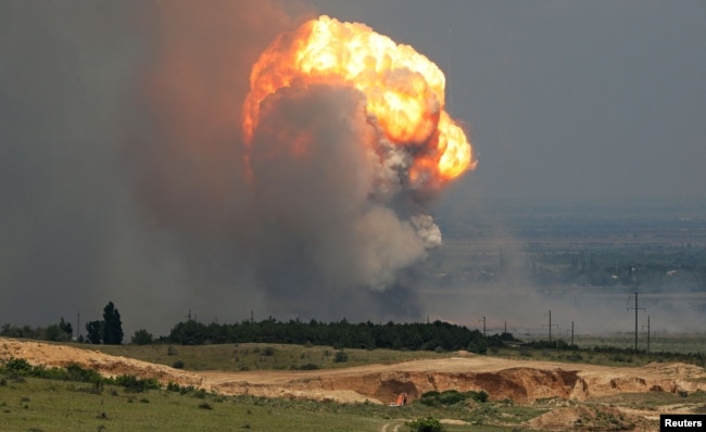 Fumo e fiamme si levano da un'esplosione avvenuta in un campo di addestramento militare nel distretto di Kirovsky, nella Crimea occupata dai russi, il 19 luglio.