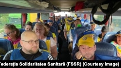 Reprezentanți ai Federației Solidaritatea Sanitară în drum spre București la unul din protestele precedente. 