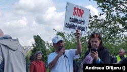 Protestatarii AUR au afișat mai mult pancarte prin care denunțau un așa-zis de furt de copii.