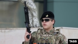 Djali i Ramzan Kadyrov, Adam, merr pjesë në një rishikim të trupave çeçene dhe pajisjeve ushtarake në Grozny, në fillim të këtij viti.