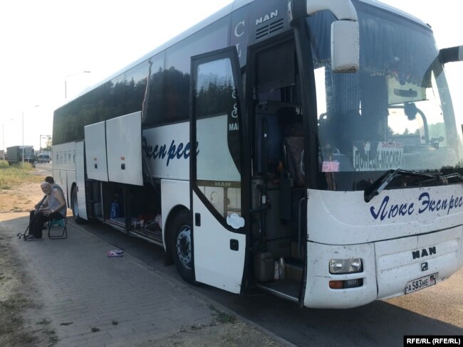 Një autobus brenda Rusisë që shkon në rajonin e Donjeckut të okupuar të Ukrainës.