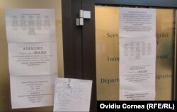 Miercurea, cetățenii non-UE intră la ghișeu pe baza unei liste de mână (în centru) pe care o încep încă de seara, în condițiile în care unii dorm lângă sediul Serviciului de Imigrări.