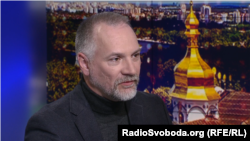 Максим Остапенко пізно ввечері 21 травня написав у фейсбуці, що його звільнили без попереджень, пояснень і «без жодних офіційних зауважень» до його роботи