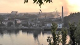 Дим піднімається над верф'ю, що постраждала від української ракетної атаки у Севастополі, Крим. Кадр із відео, знятого 13 вересня 2023 року
