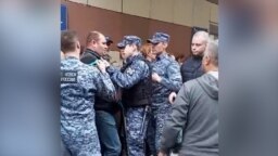 Рафтори кормандони пулис бо муҳоҷирон