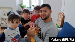 Диловар Расулов с детьми