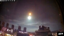 На цьому відео, взятому з камери відеоспостереження, видно загадковий яскравий спалах над Києвом 19 квітня 2023 року. Це не був повʼязаний із війною обʼєкт