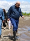 Всю неделю Аслан Бжания демонстрировал необычайную для себя активность. Надев сапоги, он на этой неделе месил грязь в Сухумском аэропорту