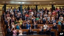 Španski premijer Pedro Sančez (dole, krajnje lijevo) aplaudira nakon usvajanja zakona o amnestiji u donjem domu španskog parlamenta u Madridu, 30. maja 2024.