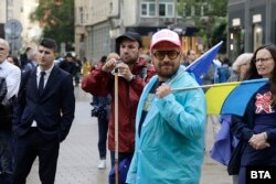  Участник в митинга със флагове на Европейски Съюз и Украйна 