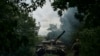 Український танк їде по дорозі в напрямку позицій поблизу Бахмута, 17 червня 2023 року