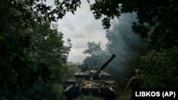 Український танк їде по дорозі в напрямку позицій поблизу Бахмута, 17 червня 2023 року