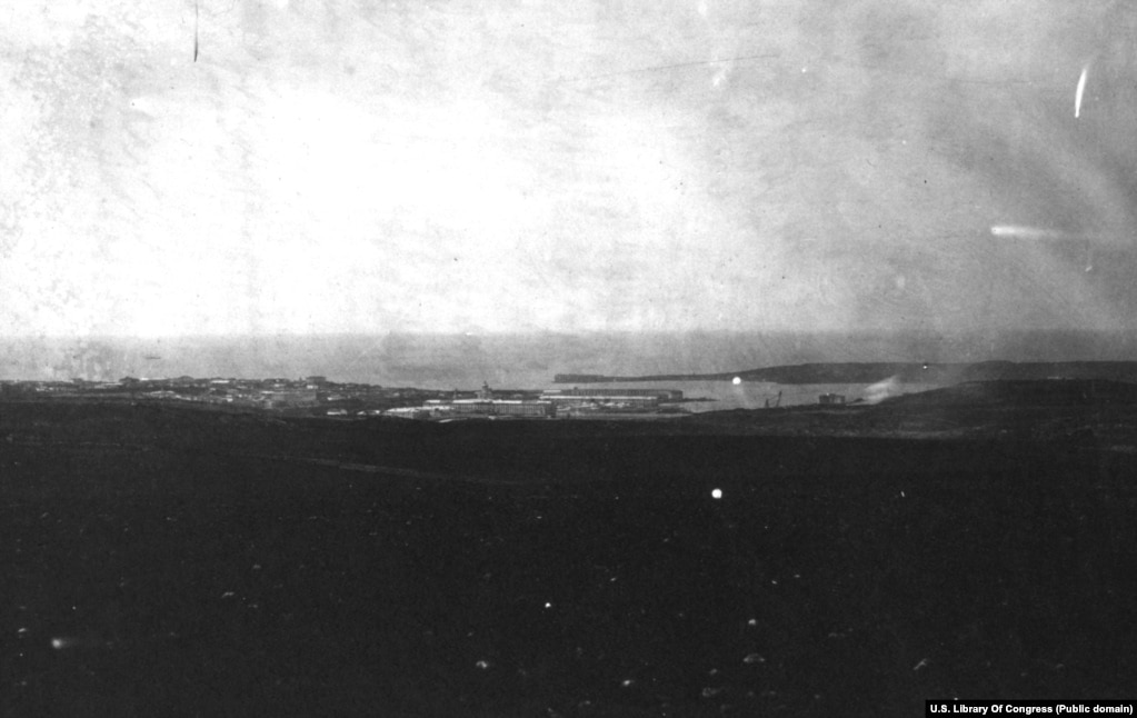 Una veduta in lontananza di Sebastopoli durante l'assedio