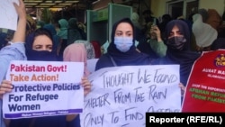 وکلای مدافع که به روز دوشنبه در برابر دفتر کمیشنری عالی سازمان ملل در اسلام آباد تجمع اعتراضی برپا کرده بودند