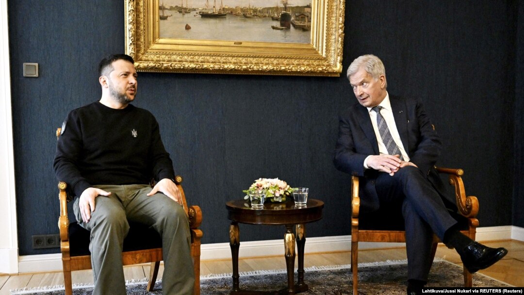 უკრაინის პრეზიდენტი ვოლოდიმირ ზელენსკი პრესკონფერენციაზე ფინეთის პრეზიდენტ საული ნიინისტოსთან ერთად. 3 მაისი, 2023 წელი