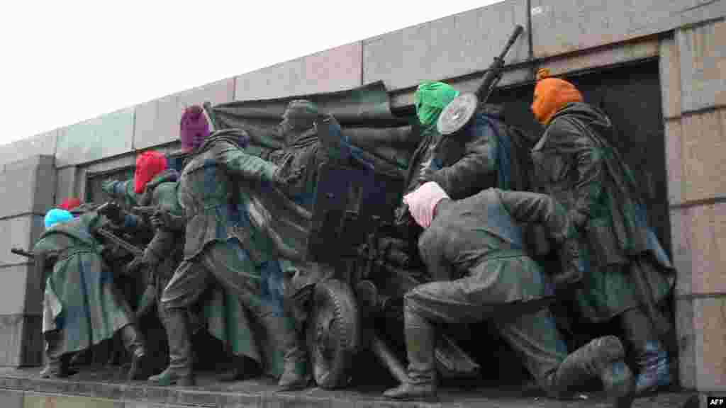 2012 augusztusában, az orosz rendszerkritikus női együttessel, a Pussy Riottal való szolidaritás jegyében színes csukláykat kaptak a szovjet katonák szobrai. A Pussy Riot&nbsp; tagjait két év börtönre ítélték Moszkvában azután, hogy előadták a &quot;Szűzanya, zavard el Putyint!&quot; című dalukat a&nbsp;Megváltó Krisztus- székesegyházban