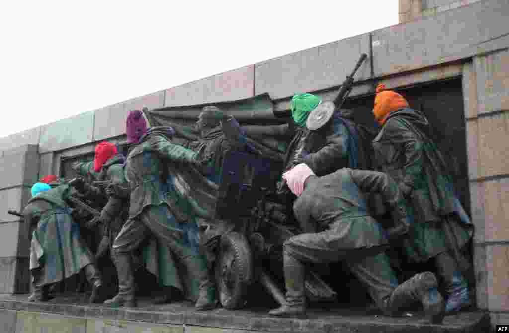 August 2012: Același relief primește glugi colorate în semn de suport pentru Pussy Riot. Grupul activist fusese în atenția presei după ce au protestat într-o catedrală din Moscova.