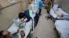 Ljudi traže pomoć u bolnici u Karačiju uslijed visokih temperatura, Pakistan, 25. juni 2024.