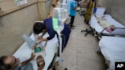 Ljudi traže pomoć u bolnici u Karačiju uslijed visokih temperatura, Pakistan, 25. juni 2024.