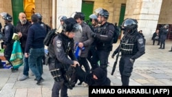 Израилдин тартип коргоо кызматкери палестиналык мусулманды сүйрөп кетип жатат. Иерусалим, 5-апрель 2023-жыл