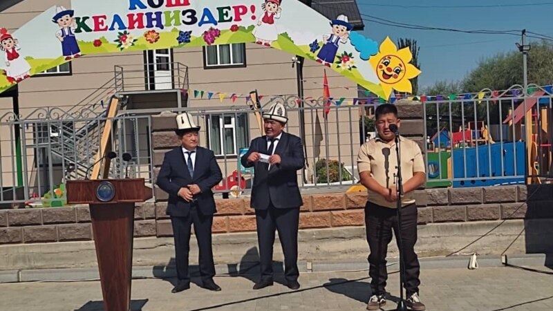 Жапаров өкмөт Бишкек менен Ошко мектеп курбай турганын айтты