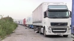 На границе Кыргызстана и Казахстана длинные очереди из фур. Водители считают, что Астана не пускает машины из-за прекращения поставок воды