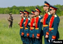 Орусиядан согушка тартылып, каза болгондорду жерге берүү учуру. 18-май, 2023-жыл. Луганск, Украина.