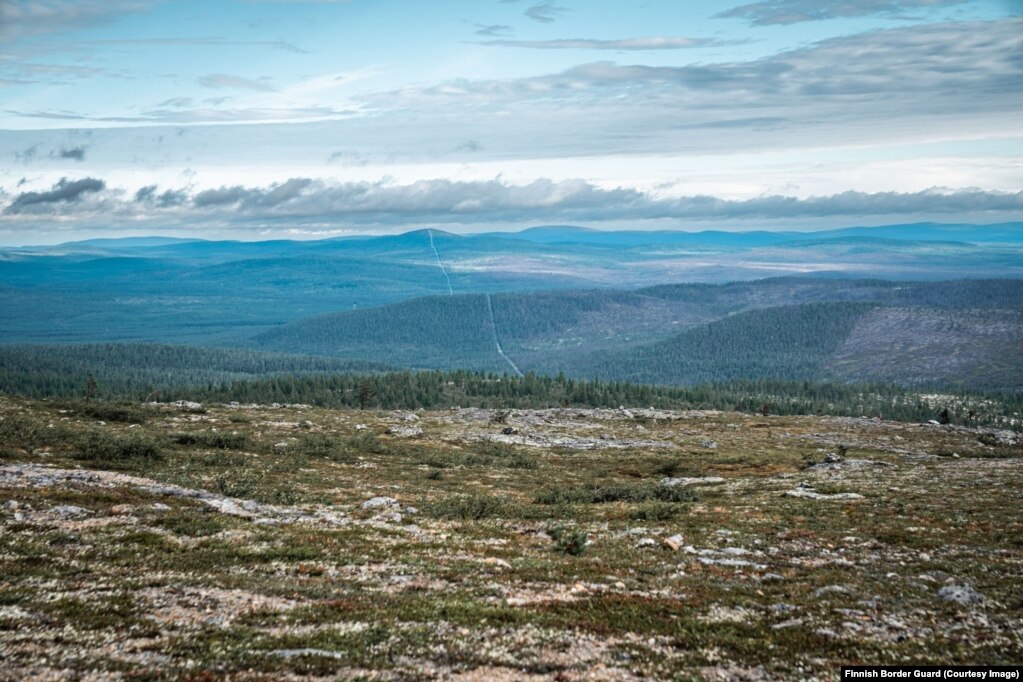 Një pamje e kufirit rus e parë nga një vend i paspecifikuar në Finlandë. Helsinki thotë se barriera e re do të projektohet kryesisht për të ndaluar imigracionin e paligjshëm. Në verën e vitit 2021, fenomeni i &quot;migrantëve të armatosur&quot; doli në pah pasi udhëheqësi autoritar bjellorus, Alyaksandr Lukashenka, u zotua të vërshonte Evropën me &quot;drogë dhe migrantë&quot; në shenjë hakmarrjeje për sanksionet e vendosura. Dhjetëra mijëra emigrantë kryesisht nga Lindja e Mesme u shfaqën më pas në kufirin perëndimor të Bjellorusisë duke u përpjekur të hynin në territorin e BE-së. &nbsp;