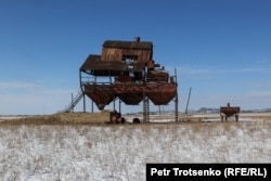 Заброшенный зерновой ток на территории бывшего совхоза. Алматинская область, 3 февраля 2023 года