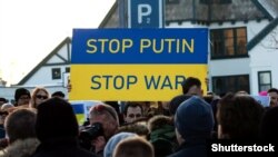 Fotografi nga një protestë në kryeqytetin e Islandës, Reikjavik, kundër pushtimit rus të Ukrainës.
