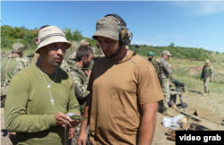 Віталій (ліворуч) у звичайному житті займався танцями