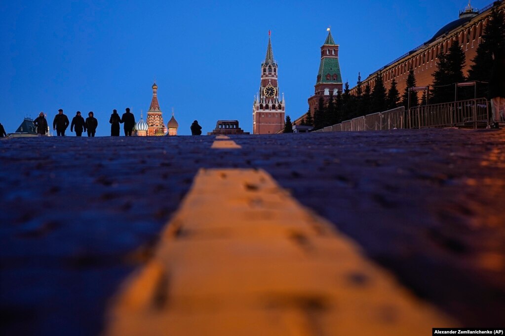 Sheshi i Kuq përpara Katedrales së Shën Vasilit (majtas), Mauzoleumit të Leninit (në mes), Kullës Spasskaya dhe Murit të Kremlinit (djathtas) pas perëndimit të diellit në Moskë.