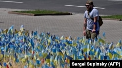55 флажков с позывными и датами гибели защитников Мариуполя. Акция памяти на центральной площади Киева